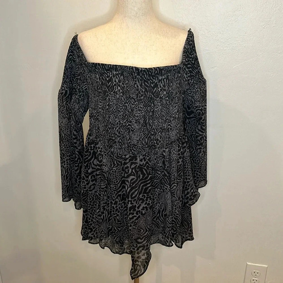 TORRID GRAY ANIMAL PRINT CHIFFON SMOCKED OFF THE SHOULDER BLOUSE NEW WITH TAGS - Picture 2 of 9